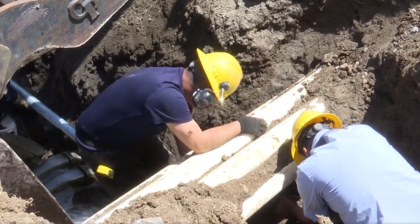 AyA reparó ruptura de tubería principal en Bajo Los Ledezma y restableció sistema para abastecer a vecinos afectados