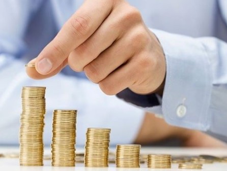 Funcionarios públicos empezarán a recibir pago de aumento salarial retroactivo congelado desde el 2020