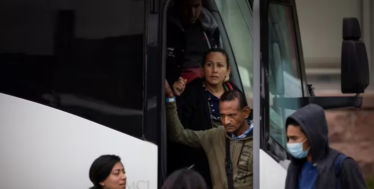 La ciudad de Nueva York entregará tarjeras prepagas para apoyar a las familias migrantes