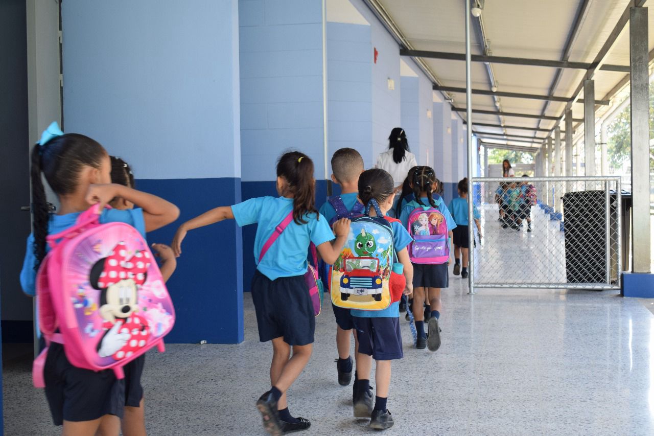 ¡Sonrisas e ilusión! Más de 1 millón de estudiantes iniciaron un curso lectivo con retos importantes para el MEP