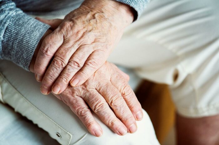 Casos de negligencia por abandono de adultos mayores aumentaron de 8 a 89 entre 2014 y 2022