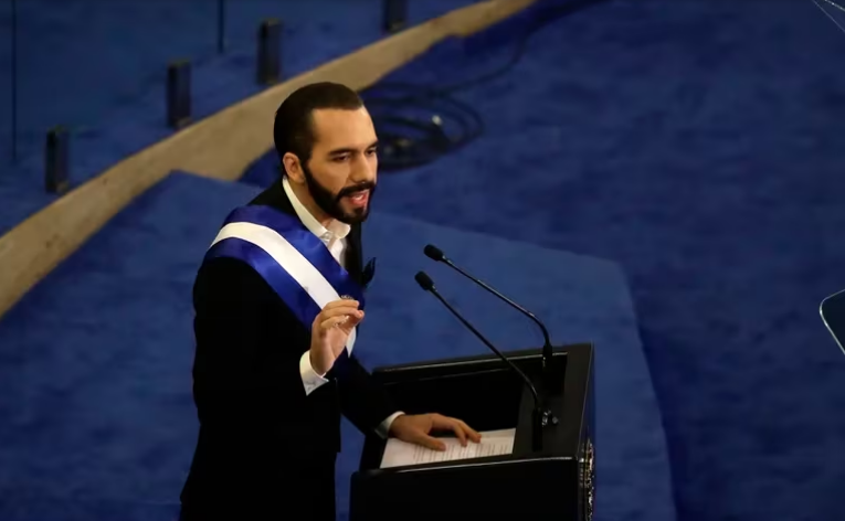 Bukele asegura que «poco a poco» resolverá décadas de «saqueo» y «abandono» en El Salvador