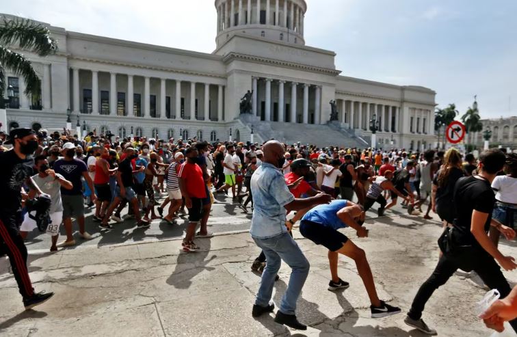 El régimen cubano arrestó a 32 personas involucradas en las últimas protestas por la escasez de alimentos y los apagones