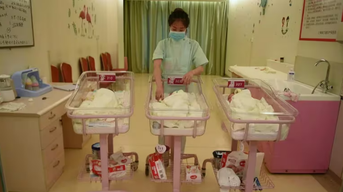 Hospitales en China suspendieron los servicios de parto debido a la caída en la tasa de natalidad