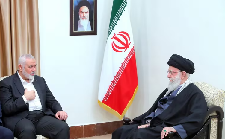 El líder supremo de Irán recibió con honores al jefe político del grupo terrorista Hamas en Teherán