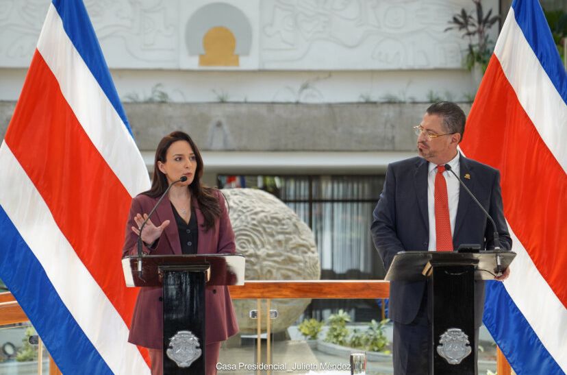 Presidente Rodrigo Chaves y Natalia Díaz