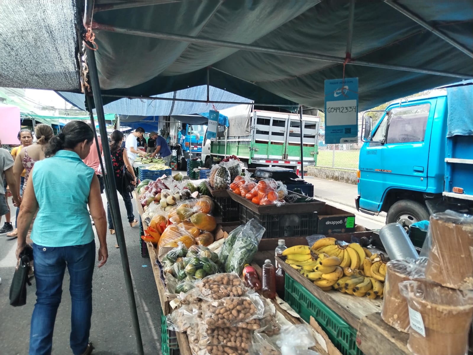 Feria del Agricultor de Guápiles con gente comprando productos.