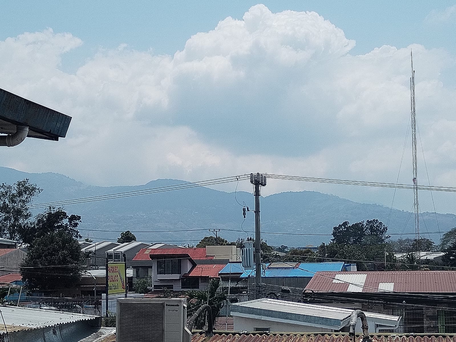 Valle Central experimenta una ‘calima’: Nubes con ‘material blanco’ se observa en el horizonte y las montañas
