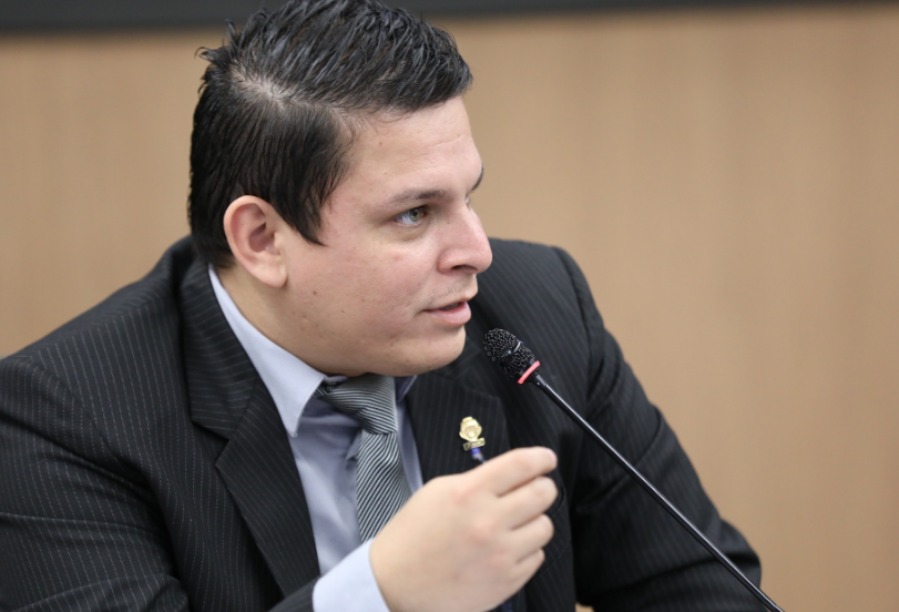 Oficialismo y diputado del PLN se enfrentan por proyecto que prohibiría a jueces asumir cargos en gobierno