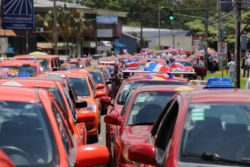 Grupo de taxistas insistirá en ‘tercer’ texto para plan que busca regular plataformas digitales de transporte