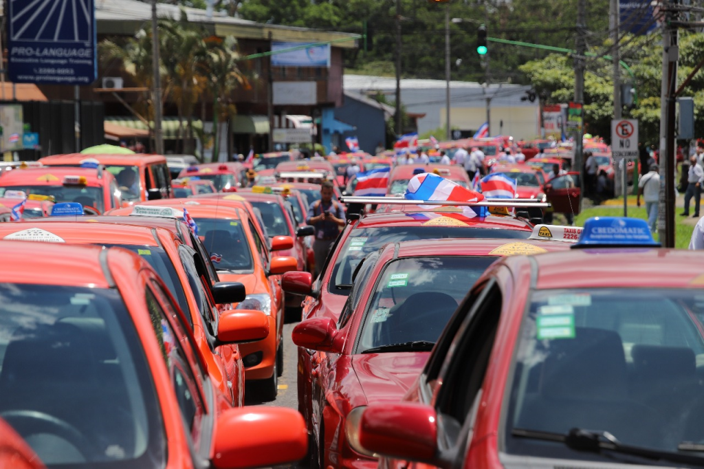 Grupo de taxistas insistirá en ‘tercer’ texto para plan que busca regular plataformas digitales de transporte