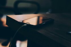 ¿Es peligroso dejar cargando el teléfono celular toda la noche?