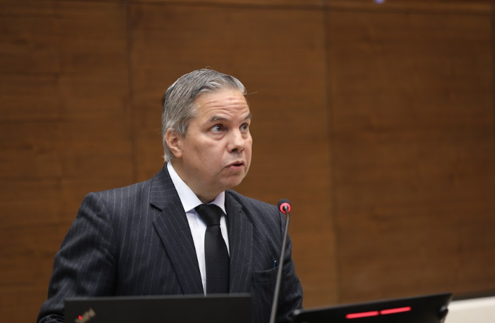 Presidente del Banco Central defiende independencia de institución en Plenario ante cuestionamientos de diputados