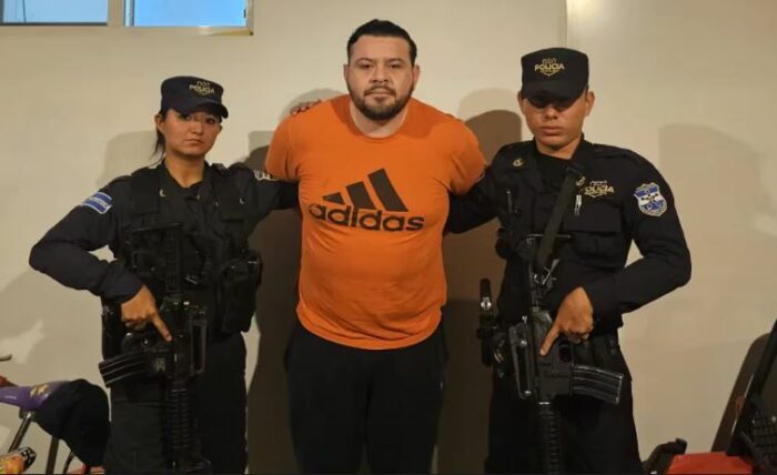 La Policía de El Salvador arrestó al comisionado de proyectos de Nayib Bukele por supuestos hechos de corrupción