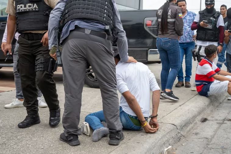 Juzgarán por actos de terrorismo a 12 implicados en la irrupción armada en un canal de televisión en Ecuador