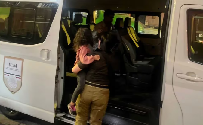 Rescataron a 145 migrantes hacinados en un camión que cruzaba el sur de México