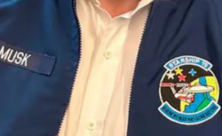 Qué significa el parche de la campera espacial de Elon Musk con la que recibió a Javier Milei