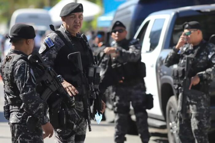 Bukele recrudece su control militar en El Salvador: ordenó el cerco policial de cinco localidades para combatir pandilleros