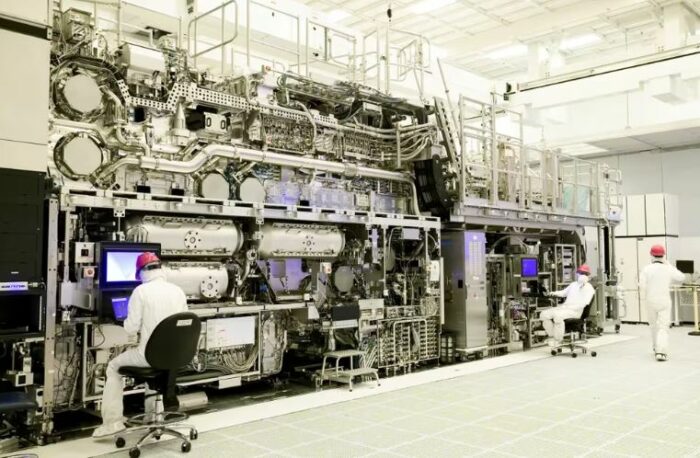 Las dos empresas fabricantes de microchips más grandes del mundo evalúan desactivar sus máquinas si China invade Taiwán