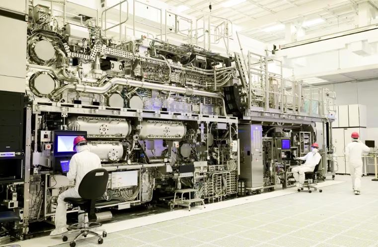 Las dos empresas fabricantes de microchips más grandes del mundo evalúan desactivar sus máquinas si China invade Taiwán