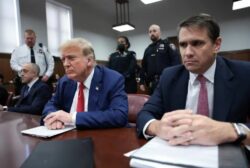 El juez volvió a multar a Donald Trump y le advirtió que si vuelve a cometer desacato tendrá que considerar “una sanción de cárcel”