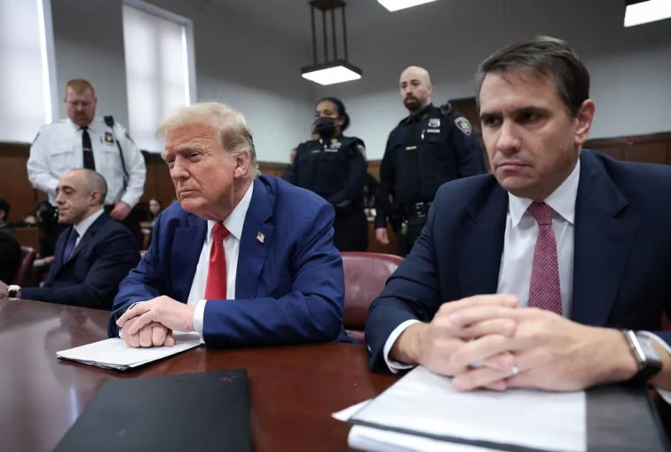 El juez volvió a multar a Donald Trump y le advirtió que si vuelve a cometer desacato tendrá que considerar “una sanción de cárcel”