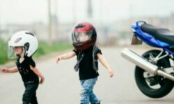 COSEVI pide a encargados de menores usar cascos de tamaño adecuado cuando se trasladen en motocicleta