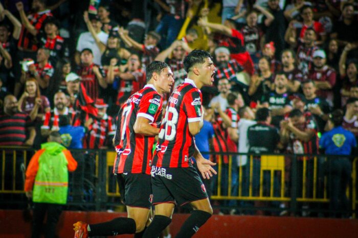 Alajuelense gana y acaba con invicto de Saprissa