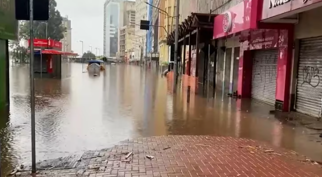 Entre el agua y los saqueos, el panorama de los comercios de Porto Alegre es desolador y temen más inundaciones