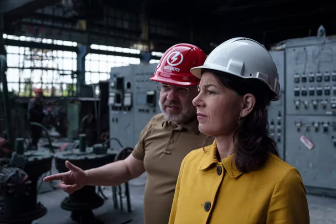 En medio de los pedidos de Zelensky por más armas, la ministra de Exteriores alemana visitó Kiev
