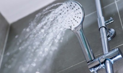 ICE recomienda usar la ducha 10 minutos máximo para ahorrar agua y energía