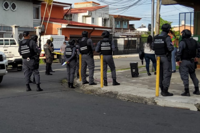 Migración detuvo a dos sospechosos de asignar trabajos de 12 horas y sin paga a extranjeros en el país