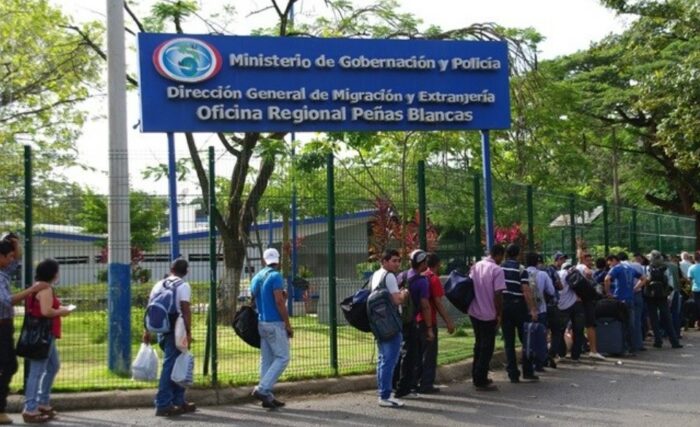 Ministro de Seguridad reconoce lista de espera de 191 mil solicitudes de refugio