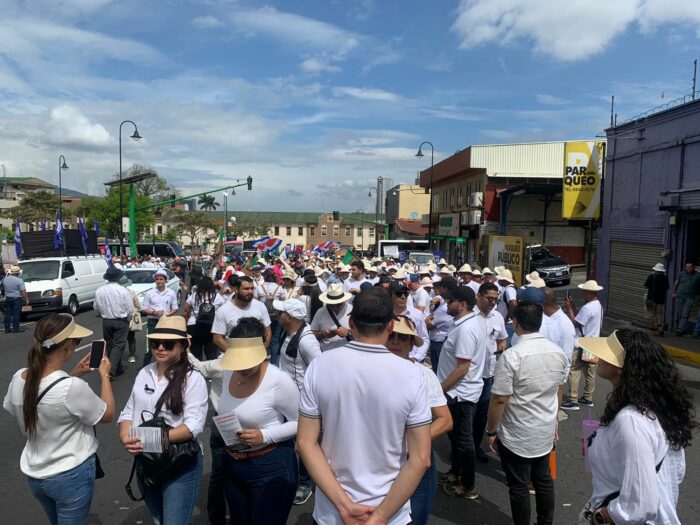 Sectores perjudicados por depreciación del dólar se manifiestan en San José contra política cambiaria