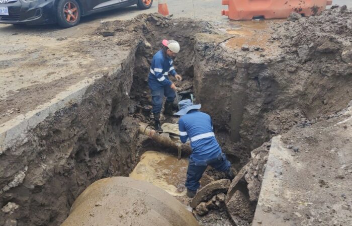 AyA repara fuga de gran magnitud en Coronado debido a ruptura de tubería por parte de un contratista