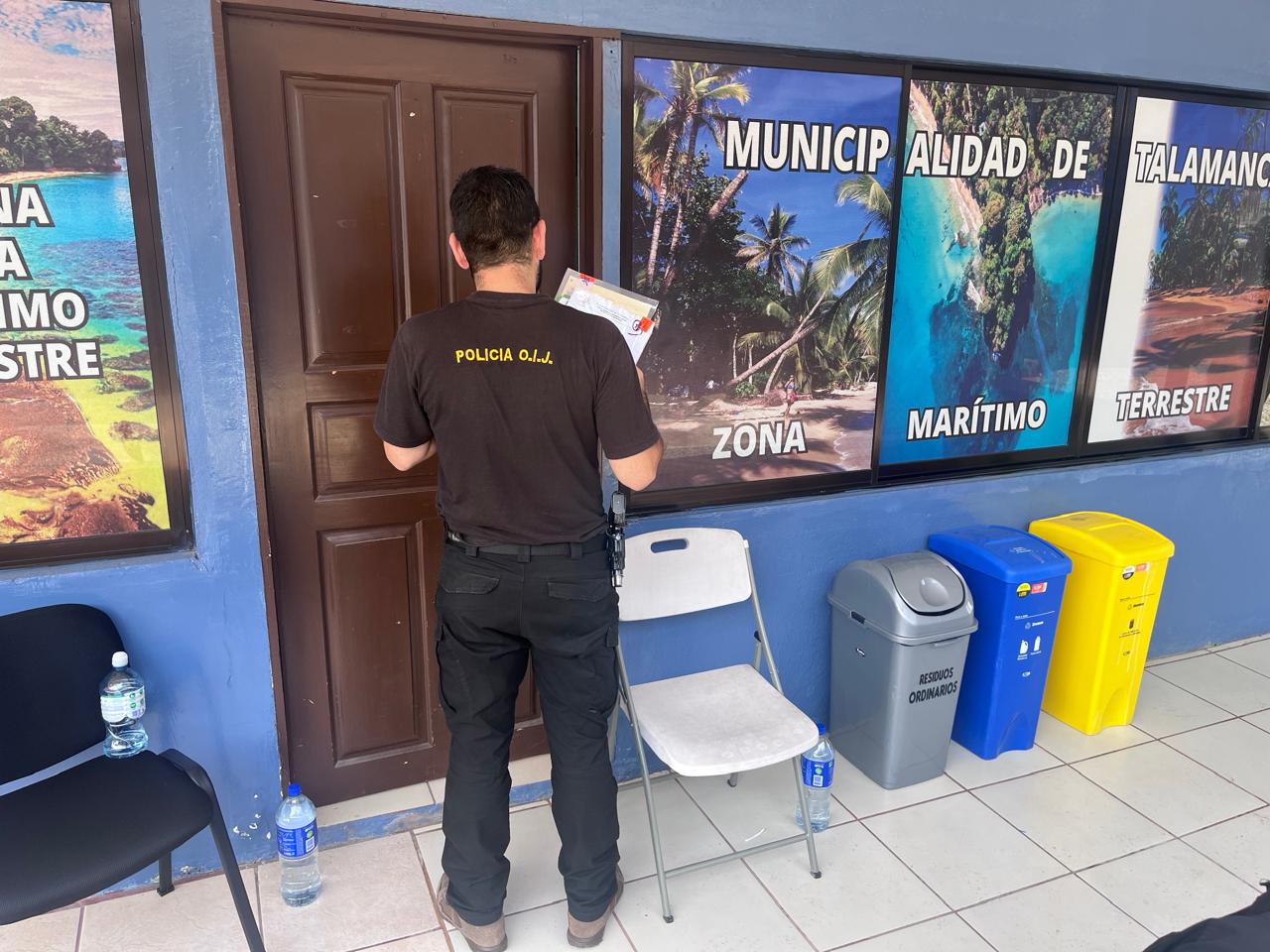 Fiscalía allana Municipalidad de Talamanca en investigación por aparente afectación a un humedal en Manzanillo