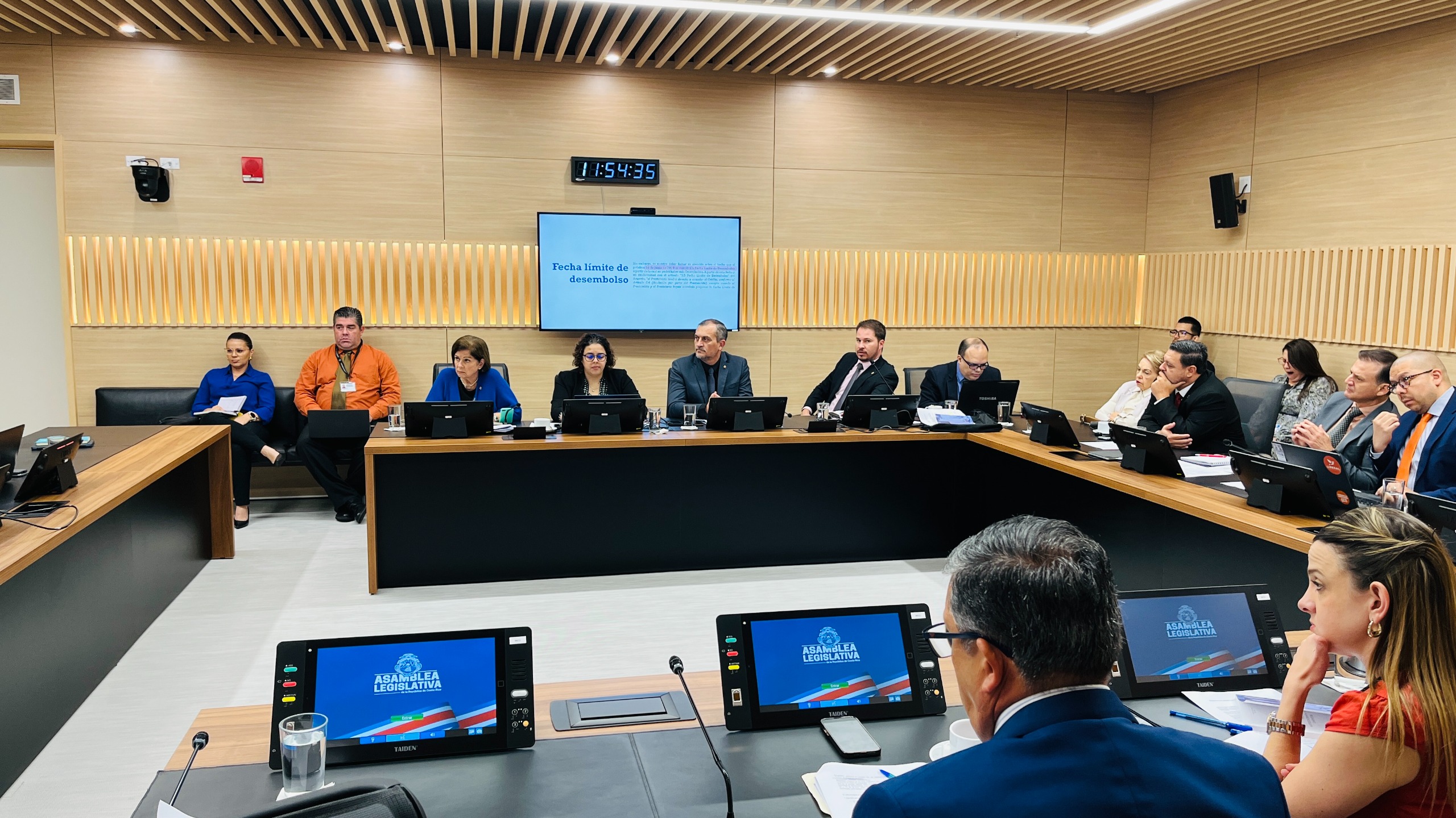 Ministro cuestionó acuerdo del gobierno anterior que traslada 10% de los créditos al pago de la deuda con la CCSS