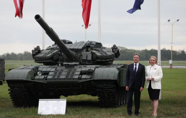 Antony Blinken visitó un aeropuerto militar antes de la cumbre de la OTAN: “Esperamos conseguir un millón de proyectiles para Ucrania”