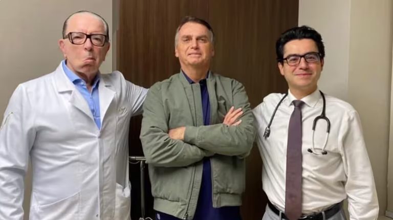 Jair Bolsonaro recibió el alta después de pasar dos semanas internado por una infección en la piel