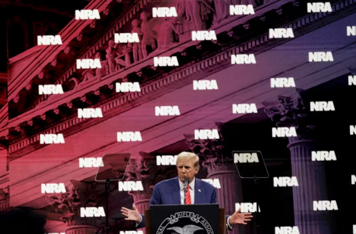Trump prometió revertir las medidas de control de armas promulgadas por Joe Biden
