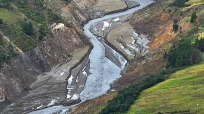 Ecuador analiza opciones de generación eléctrica para superar la crisis del sistema energético