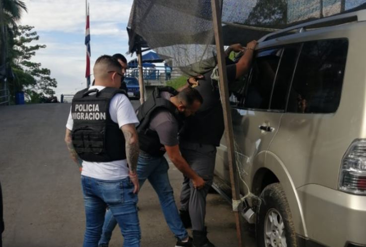 Detienen a oficial de Migración por aparente cobro de $200 a extranjera para ayudarle con trámite de estancia en el país