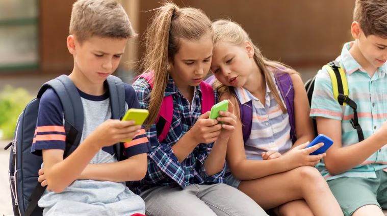 Nueva York podría ser la siguiente gran ciudad de Estados Unidos en prohibir el uso de celulares dentro de las escuelas