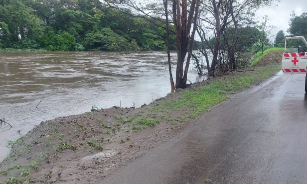 Lluvias del fin de semana dejaron múltiples incidentes por inundación, aumento de caudal en ríos y decenas de personas en albergues
