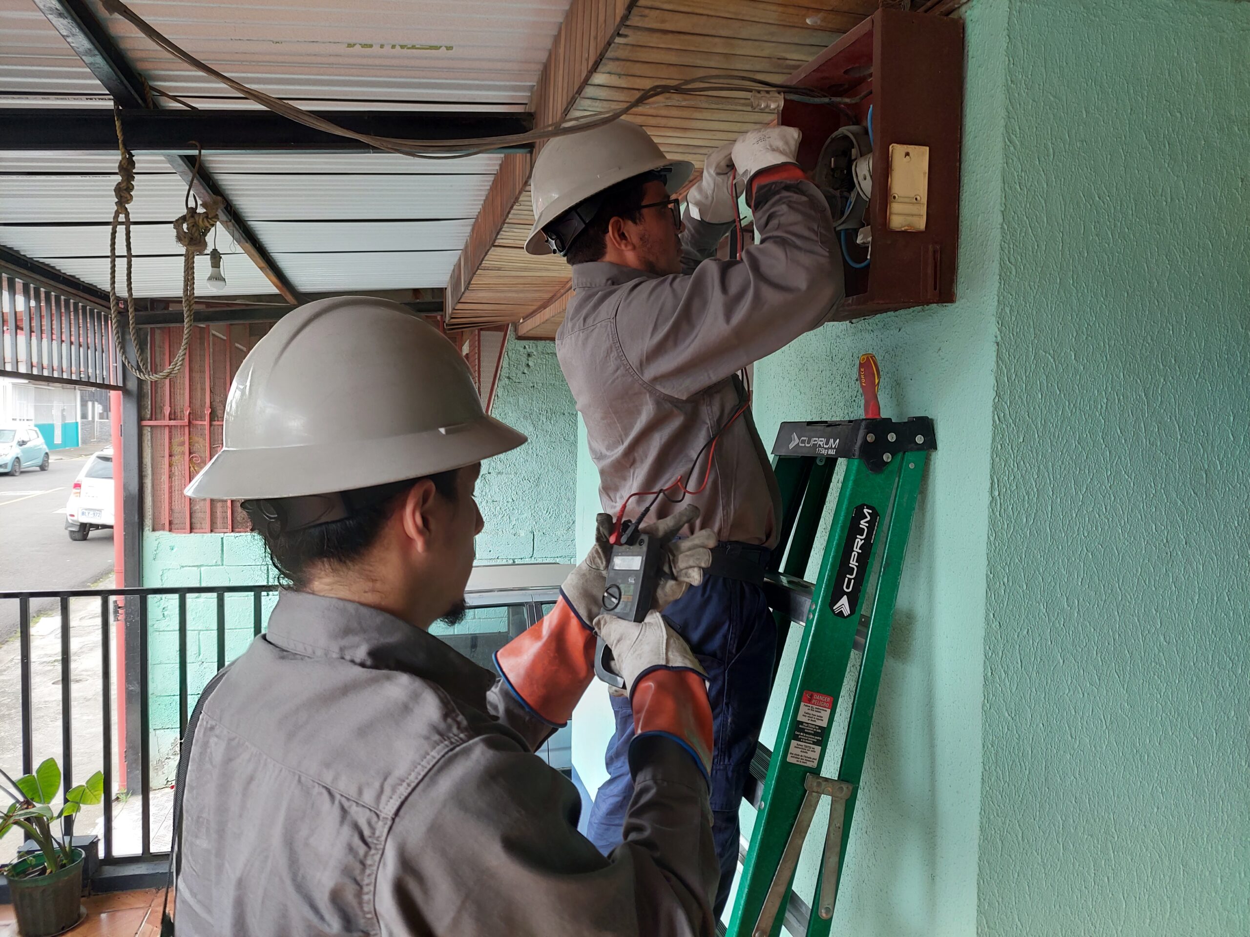 7 de cada 10 transformadores están fuera de la norma de ARESEP