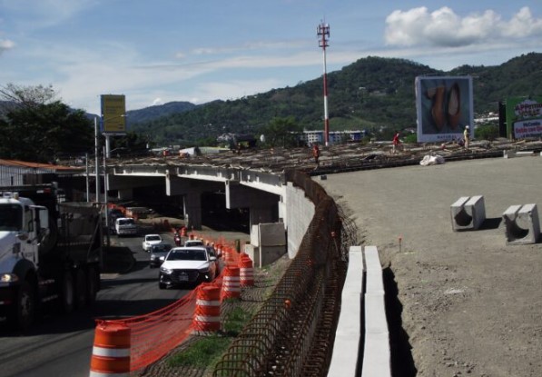 Paso elevado entre Hatillo 3 y 4 se habilitará a finales de julio