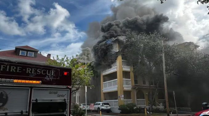 Incendio y tiroteo en un edificio de Miami: decenas de personas fueron evacuadas y hay múltiples heridos, uno de bala