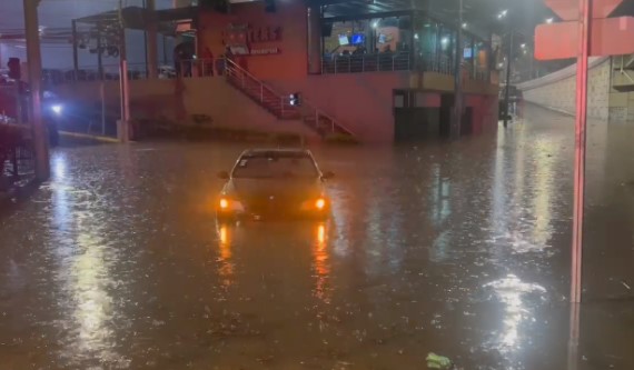 LANAMME concluye que inundación frente a facultad de Derecho de la UCR se debió a falta de capacidad en alcantarillas