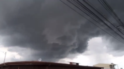 Tornado provocó casas destechadas y daños en vehículos en Cartago