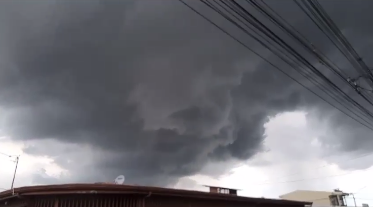 Tornado provocó casas destechadas y daños en vehículos en Cartago